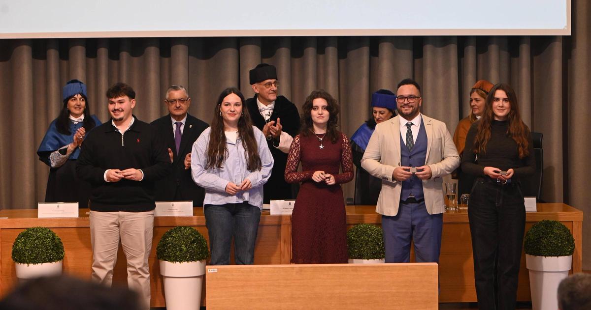 Algunos de los alumnos premiados por su brillante currículo académico.