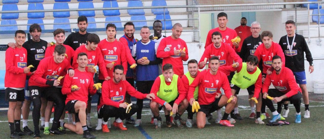 La plantilla arlequinada posa con plátanos para promocionar la campaña solidaria de esta tarde. |  // FDV