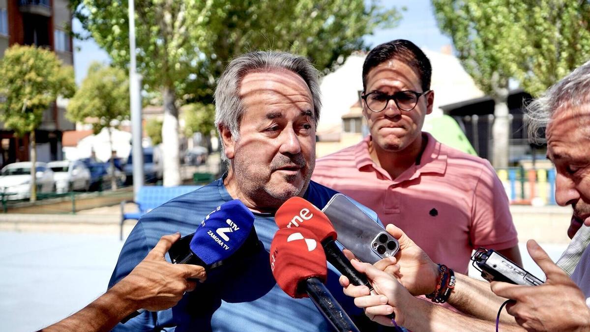 Francisco Guarido y, al fondo, Pablo Novo, en su comparecencia ante los periodistas.