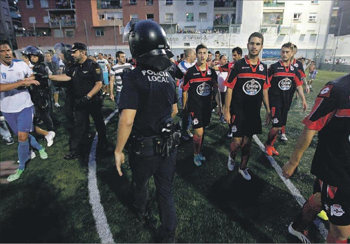 Los jguadores del Fabril salieron escoltados de El Palo