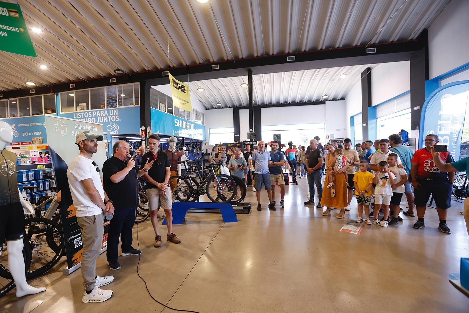 La recogida de dorsales de la Gran Fondo Sierra Morena en imágenes