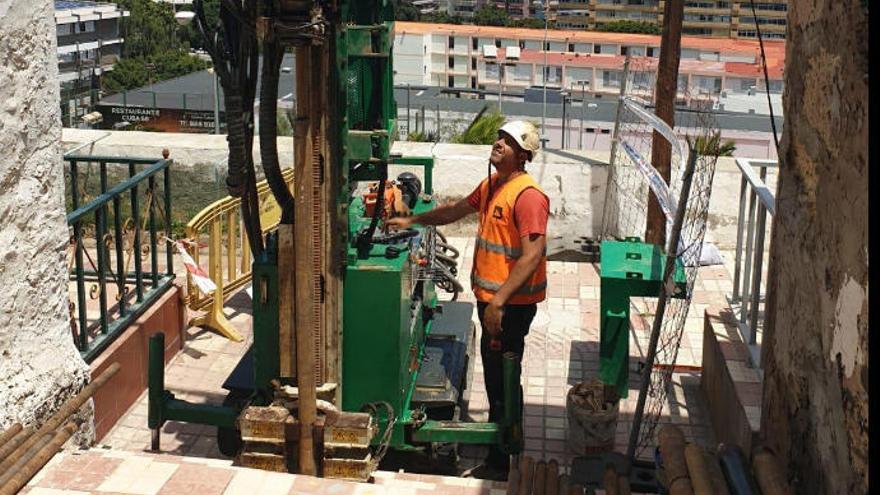 Perforaciones para reconstruir el muro caído en Paseo de Chil