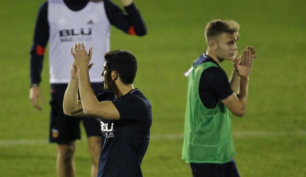 La afición del Valencia invade el Puchades