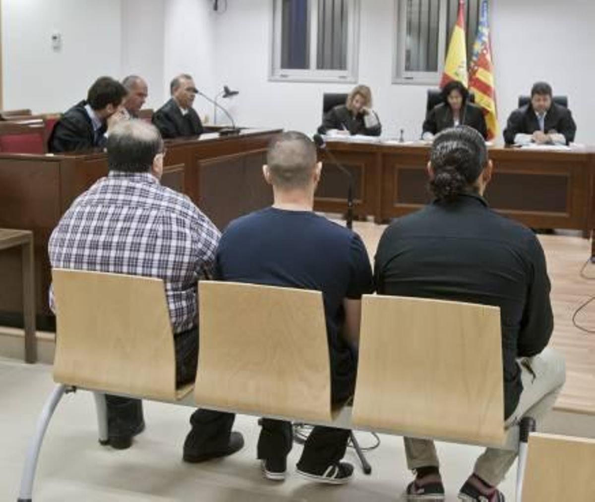 El vigilante acusado de guardar un arsenal en su casa evita la cárcel al admitir los hechos