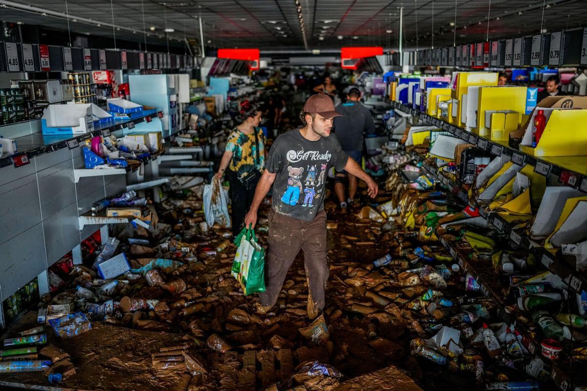 Por las inundaciones de la DANA, afectados buscan alimentos en ...