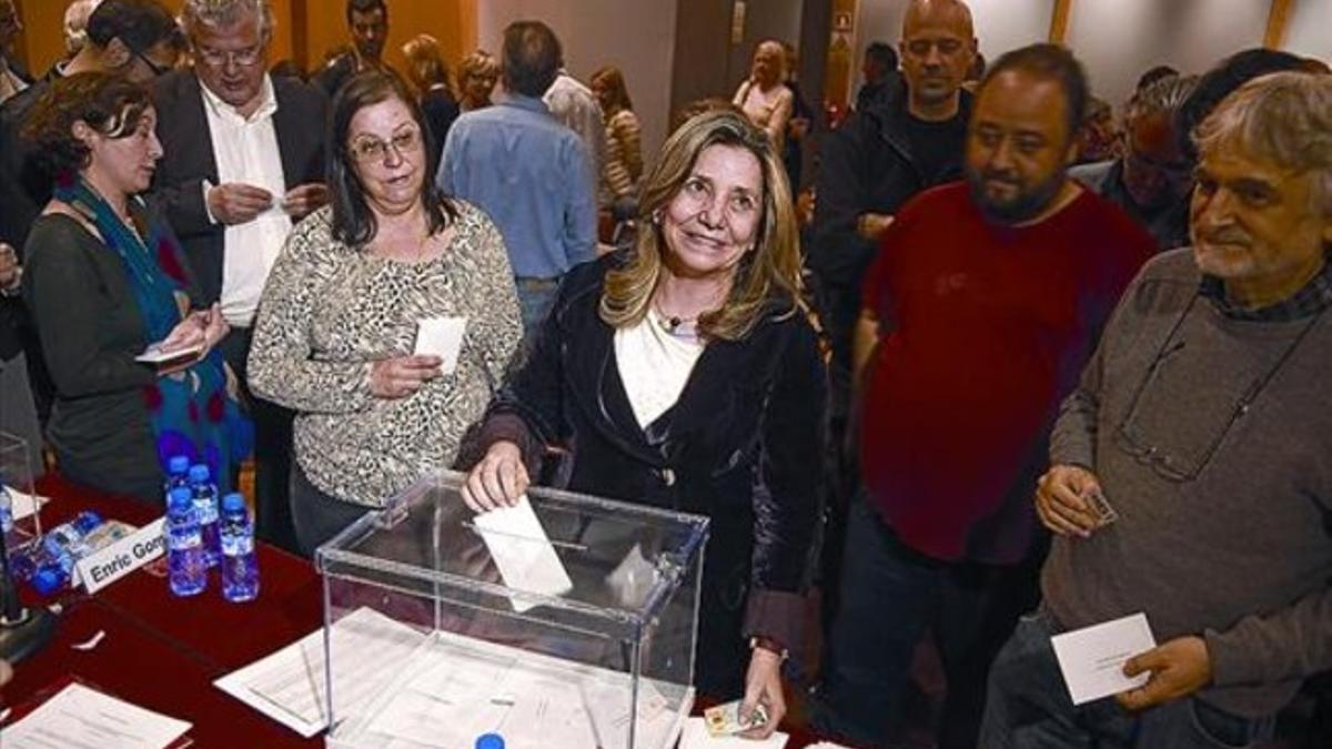 Isona Passola, ayer en la sede de la SGAE, depositando el voto en la urna.