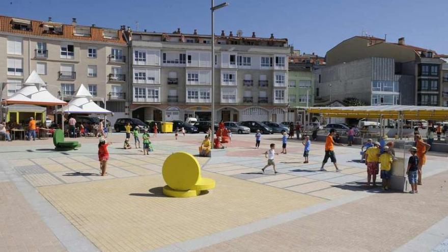 Plaza en A Carreira, en Miño, bajo la que se ubica el &#039;parking&#039; subterráneo que ahora será de pago.