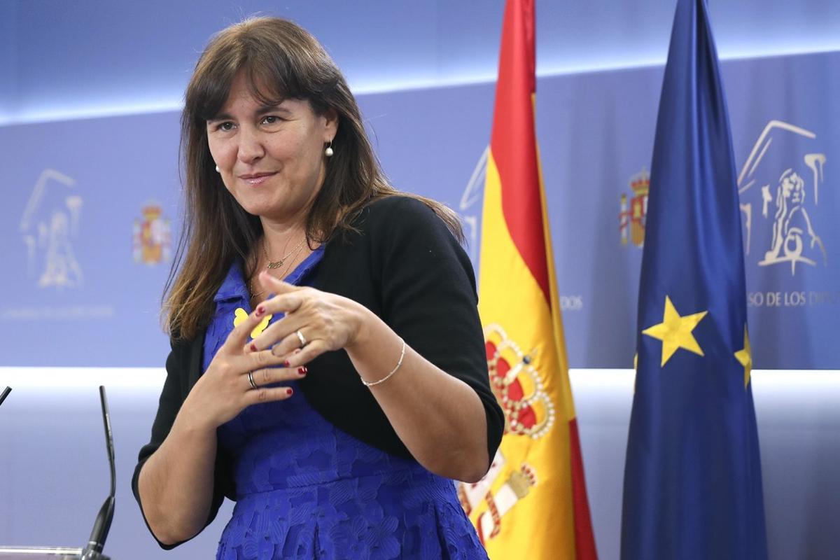 GRAF9381. MADRID, 11/06/2020.- La diputada de JxCat, Laura Borràs, ofrece una rueda de prensa antes de comparecer ante la Comisión del Estatuto del Diputado del Congreso para presentar sus alegaciones con motivo de la investigación que quiere realizar el Tribunal Supremo por una serie de presuntos delitos cuando fue directora de la Institució de les Lletres Catalanes. EFE/ Kiko Huesca