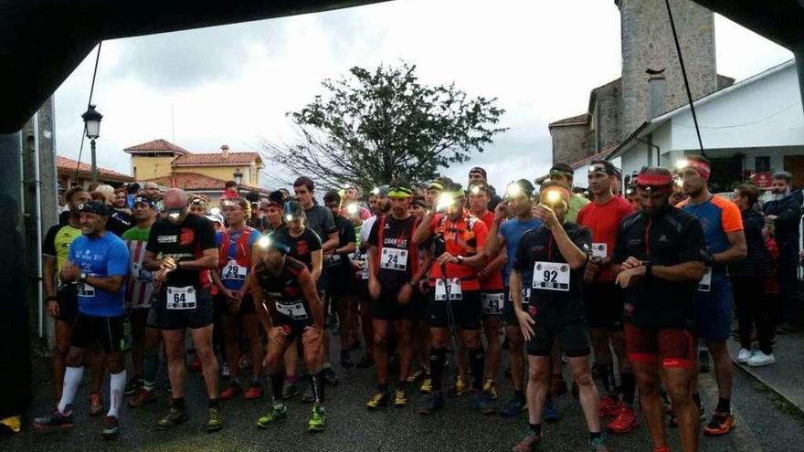 La carrera nocturna reta al mal tiempo y concita a 300 atletas