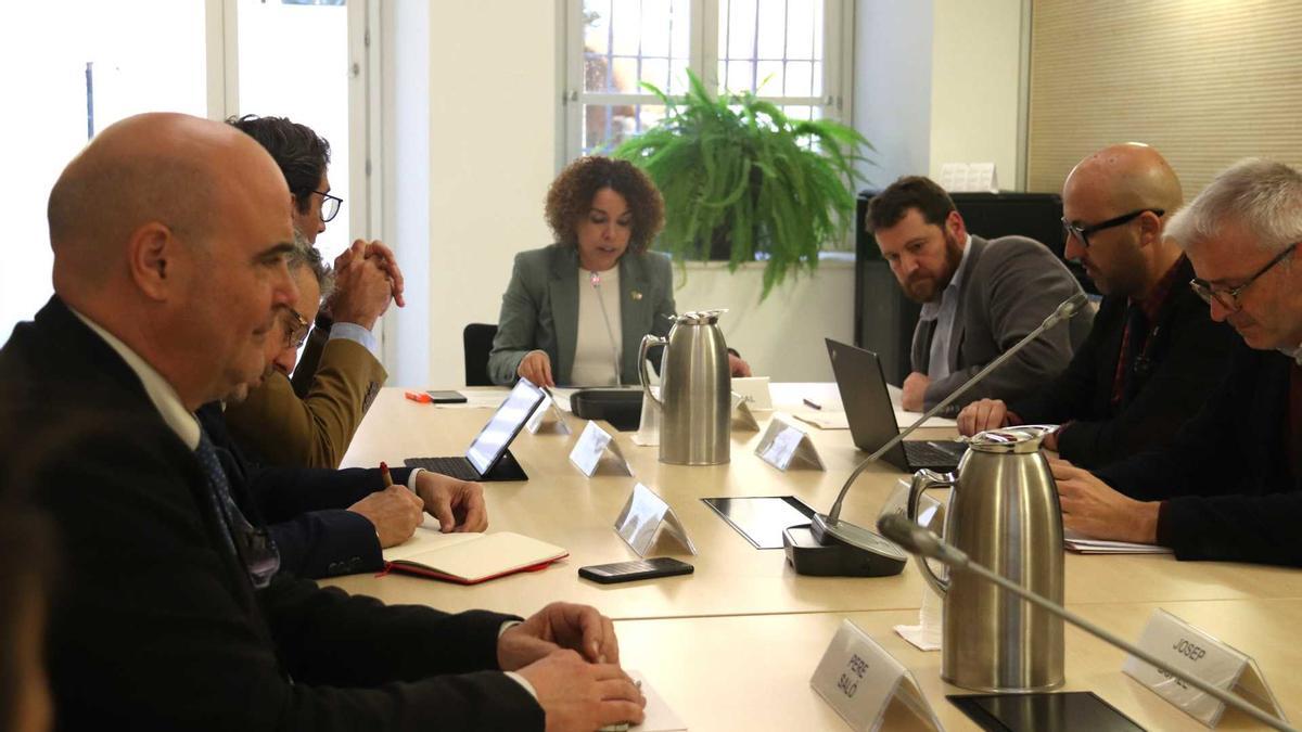 La delegada del Govern a Girona, Laia Cañigueral, explica la creació de la taula estratègica per reimpulsar l'aeroport de Girona.