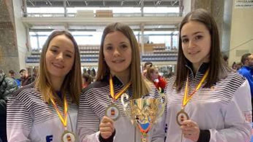 Blanca Ruiz y dos compañeras en el nacional.