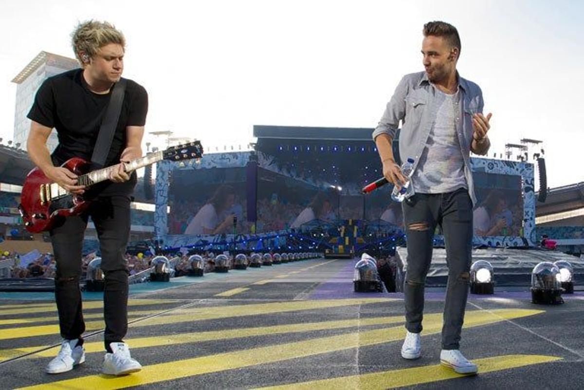 Niall Horan con la guitarra y Liam Payne hace como si tocara una sobre el escenario de Gotemburgo