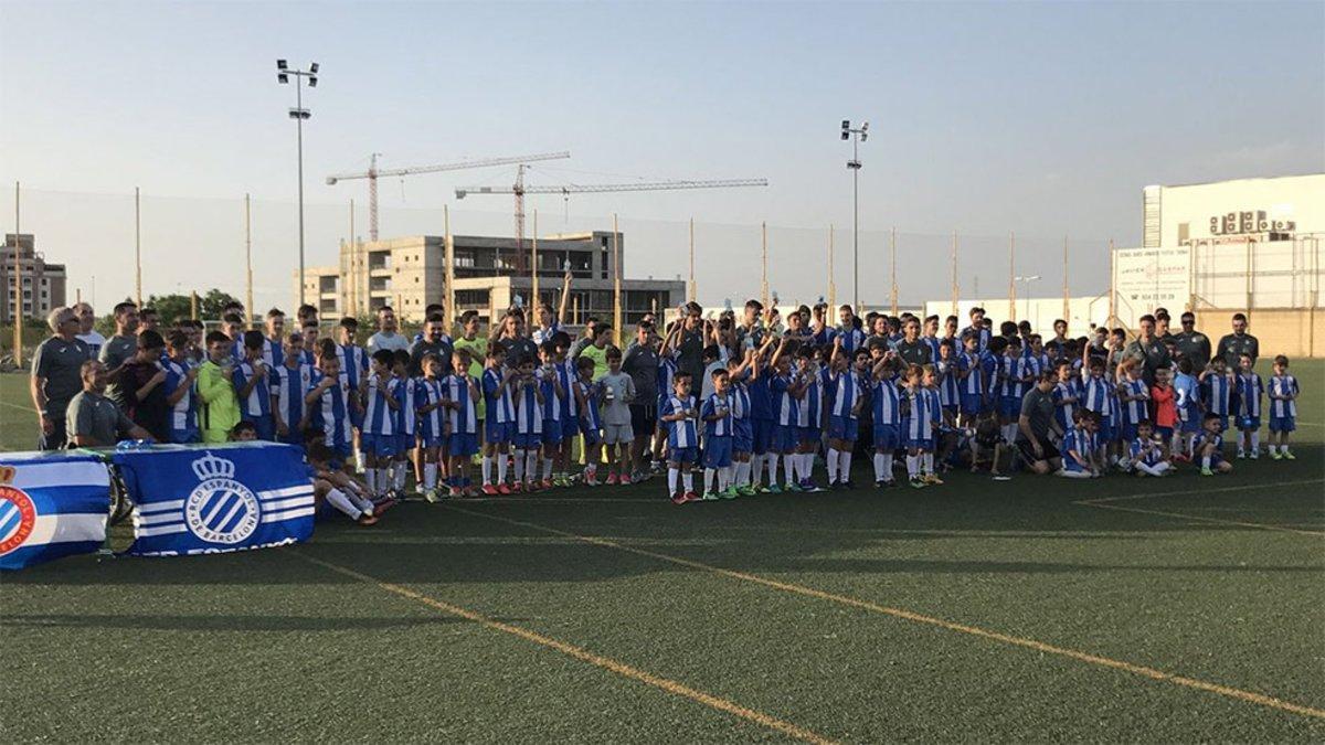 El Espanyol abre dos escuelas de fútbol en Badajoz y Granada