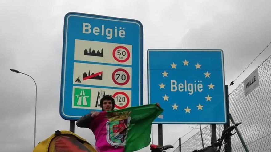 El ciclista malagueño despliega una bandera de Málaga al llegar a la frontera de Francia con Bélgica.