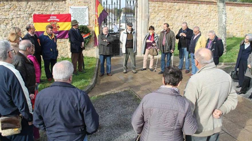 Un instante del acto celebrado ayer en el cementerio de Noreña.