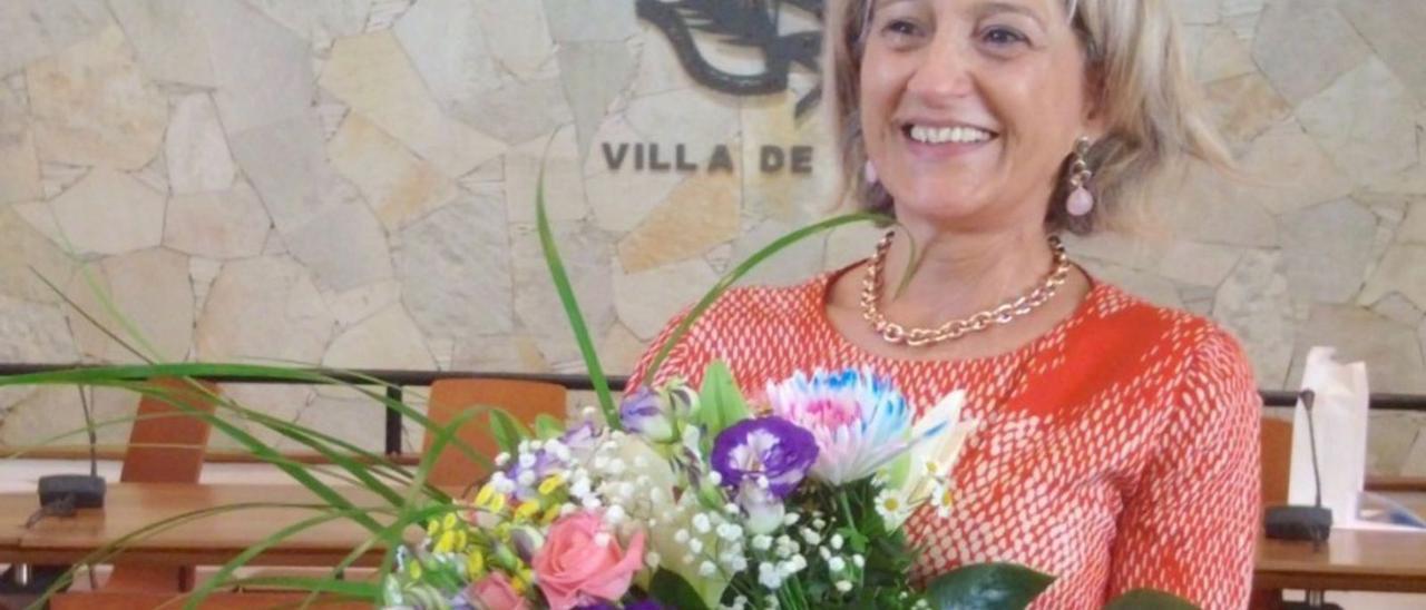 María del Pino Méndez en la despedida sorpresa que le tenían preparada en el Ayuntamiento, ayer.