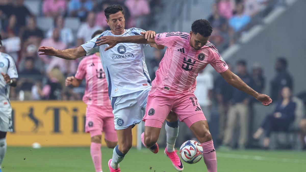 Lewandoski cuerpea con Fray en el Inter Miami-Chicago Fire