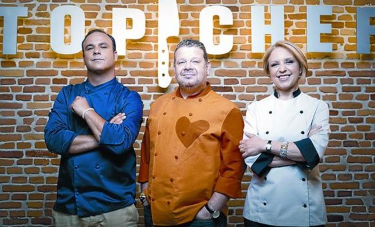 El restaurador Alberto Chicote, flanquejat per Ángel León i Susi Díaz, ahir, al plató de ’Top chef’. El restaurador Alberto Chicote, flanquejat per Ángel León i Susi Díaz, ahir, al plató de ’Top chef’.