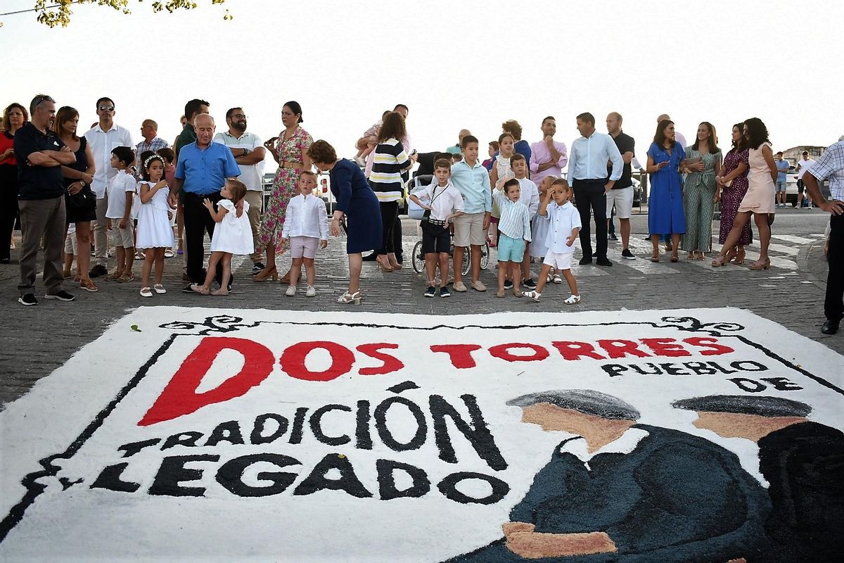 Las alfombras se extendían hasta la ermita.