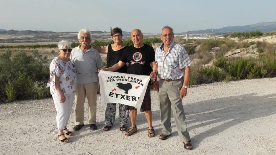 Oscar Cadenas es recibido por su familia y amigos tras quedar en libertad.