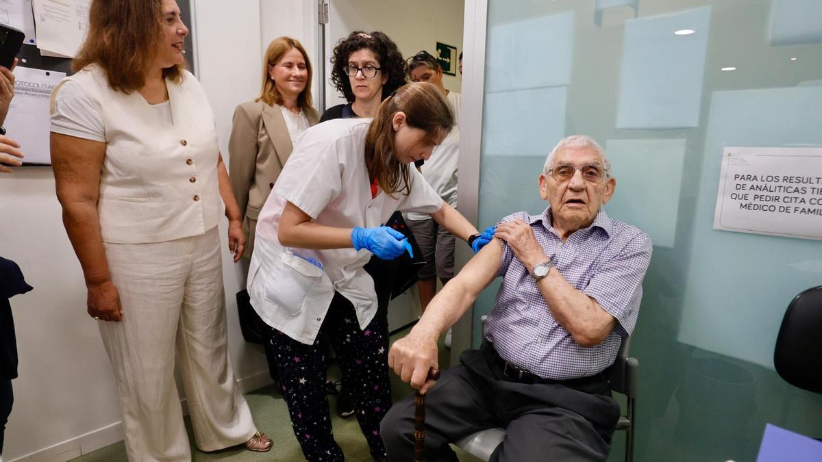 La consellera de Salut, Manuela García, asiste al inicio de la campaña de vacunación contra el virus de la gripe en los centros de salud
