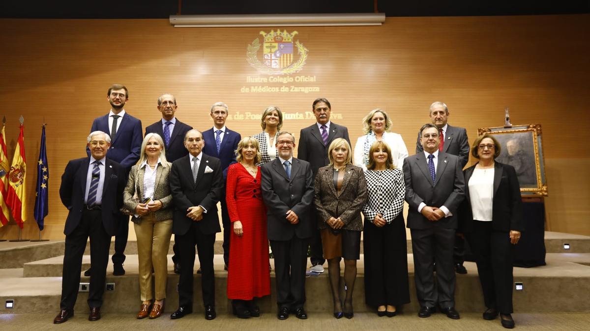 Javier García Tirado, en el centro, junto a la nueva junta directiva del colegio de médicos de Zaragoza.