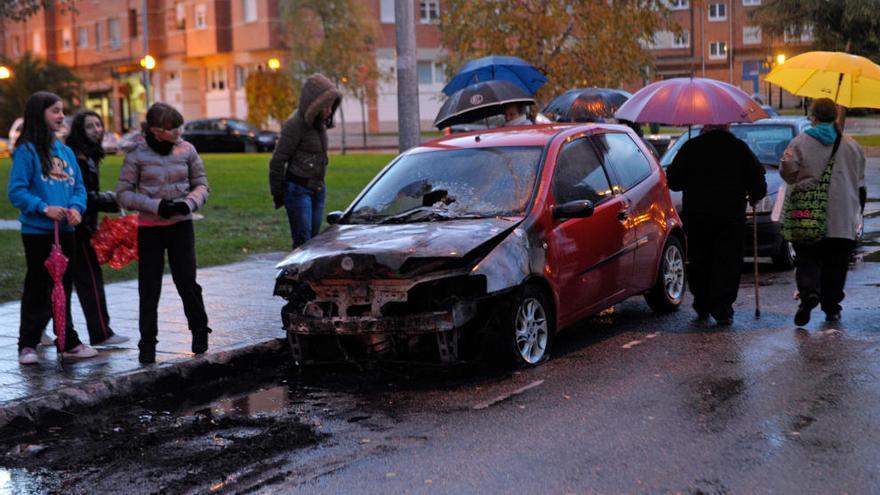 Uno de los coches quemados en La Corredoria.