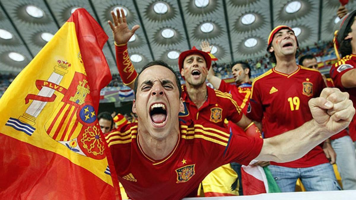 Aficionados de la Selección Española celebran un gol.