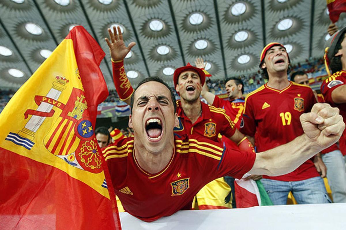 Aficionados de la Selección Española celebran un gol.