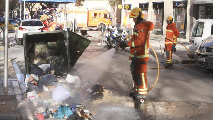 Los bomberos apagan un contenedor incendiado en Xàtiva por un petardo