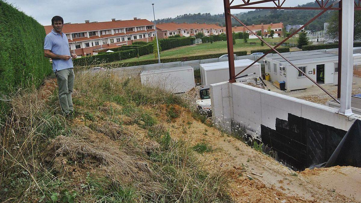 Ignacio Arganza, delante de su finca, muestra la inclinación actual del terreno donde se está construyendo el instituto.