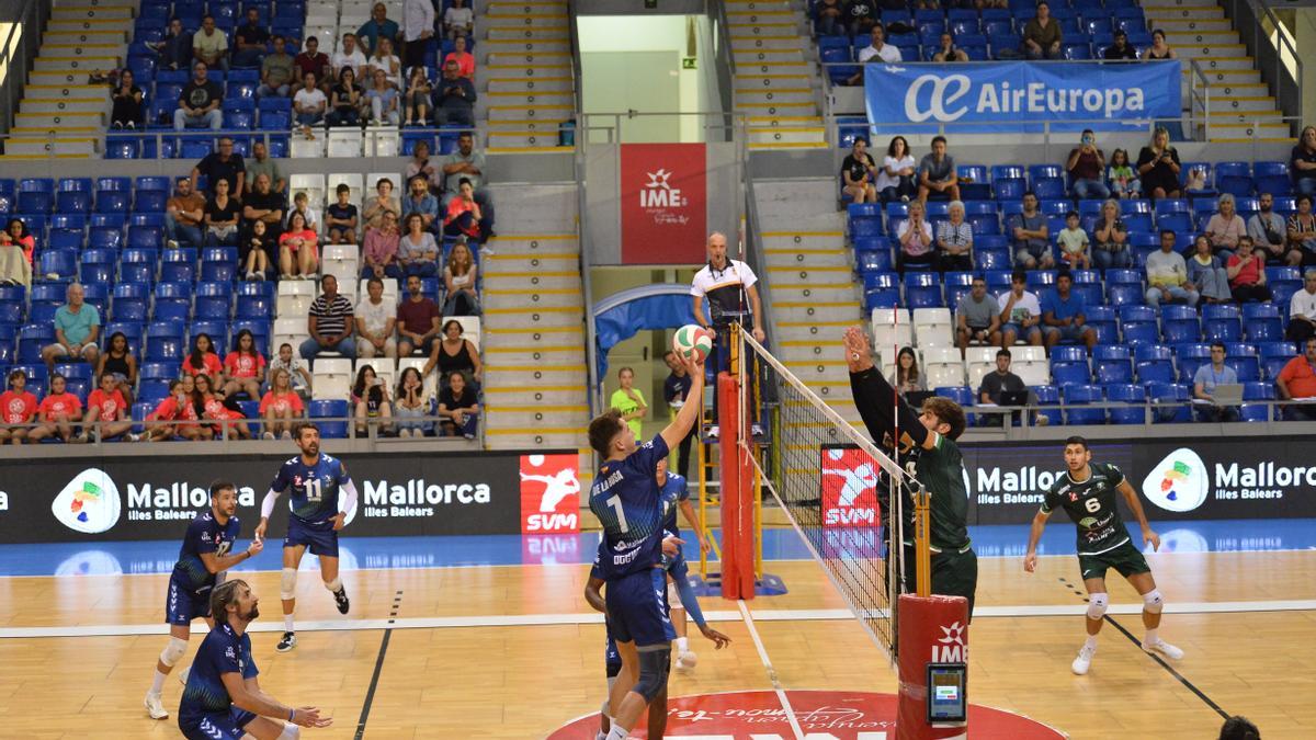 Un momento del partido entre el Voley Palma y el Unicaja Almería en Son Moix.