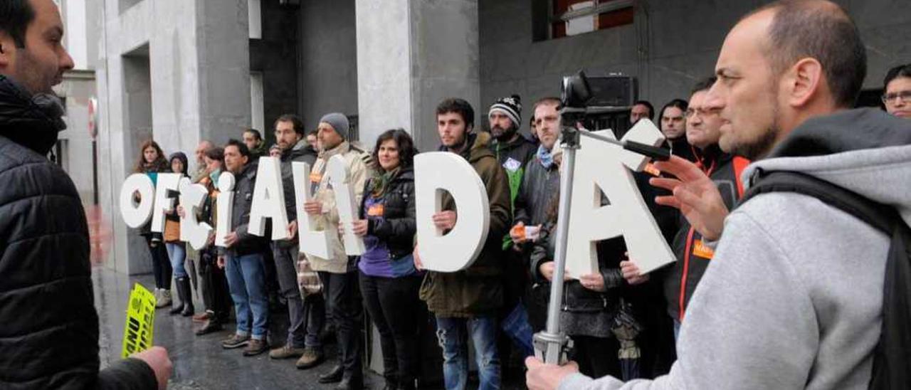 Protesta para reclamar la especialidad y la oficialidad del asturiano.