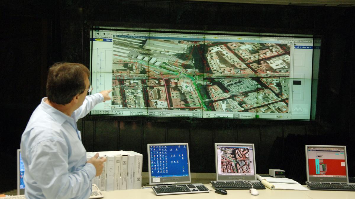 Un técnico de Aguas de Alicante observa un monitor donde se monitoriza todo el recorrido del agua por Alicante