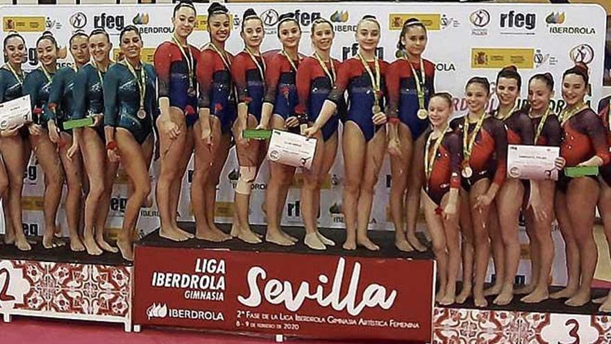 Las gimnastas del Grech, escoltadas en el podio por el Xelska B y el Palma.