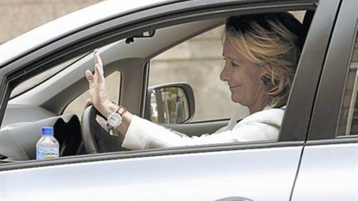 Esperanza Aguirre, conduciendo su vehículo particular.