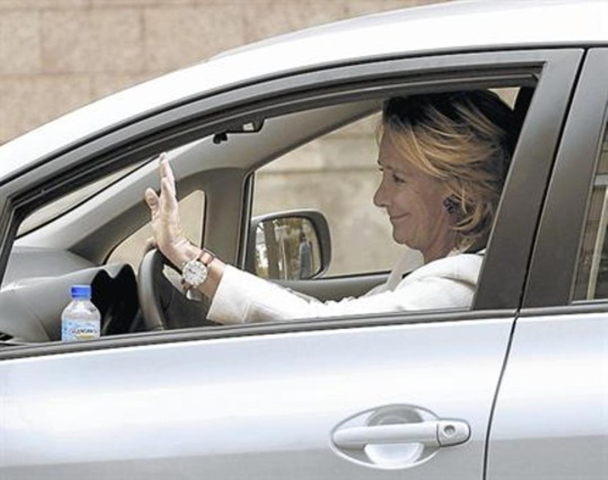 Esperanza Aguirre conduieix el seu vehicle particular. Esperanza Aguirre conduieix el seu vehicle particular.
