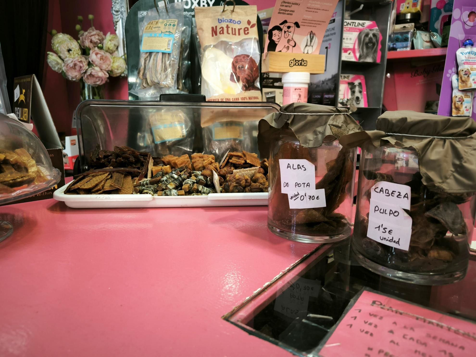 Productos exóticos como cabezas de pulpo.