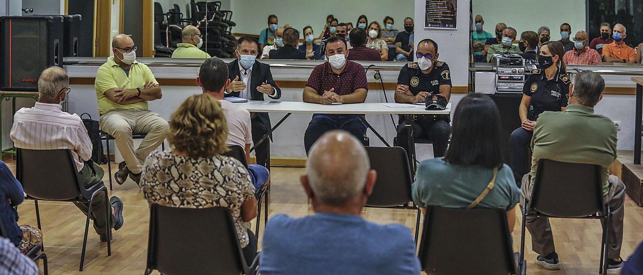 Una de las últimas reuniones vecinales celebradas con la Policía y el edil de Seguridad ante el repunte de robos en el campo. | ANTONIO AMORÓS