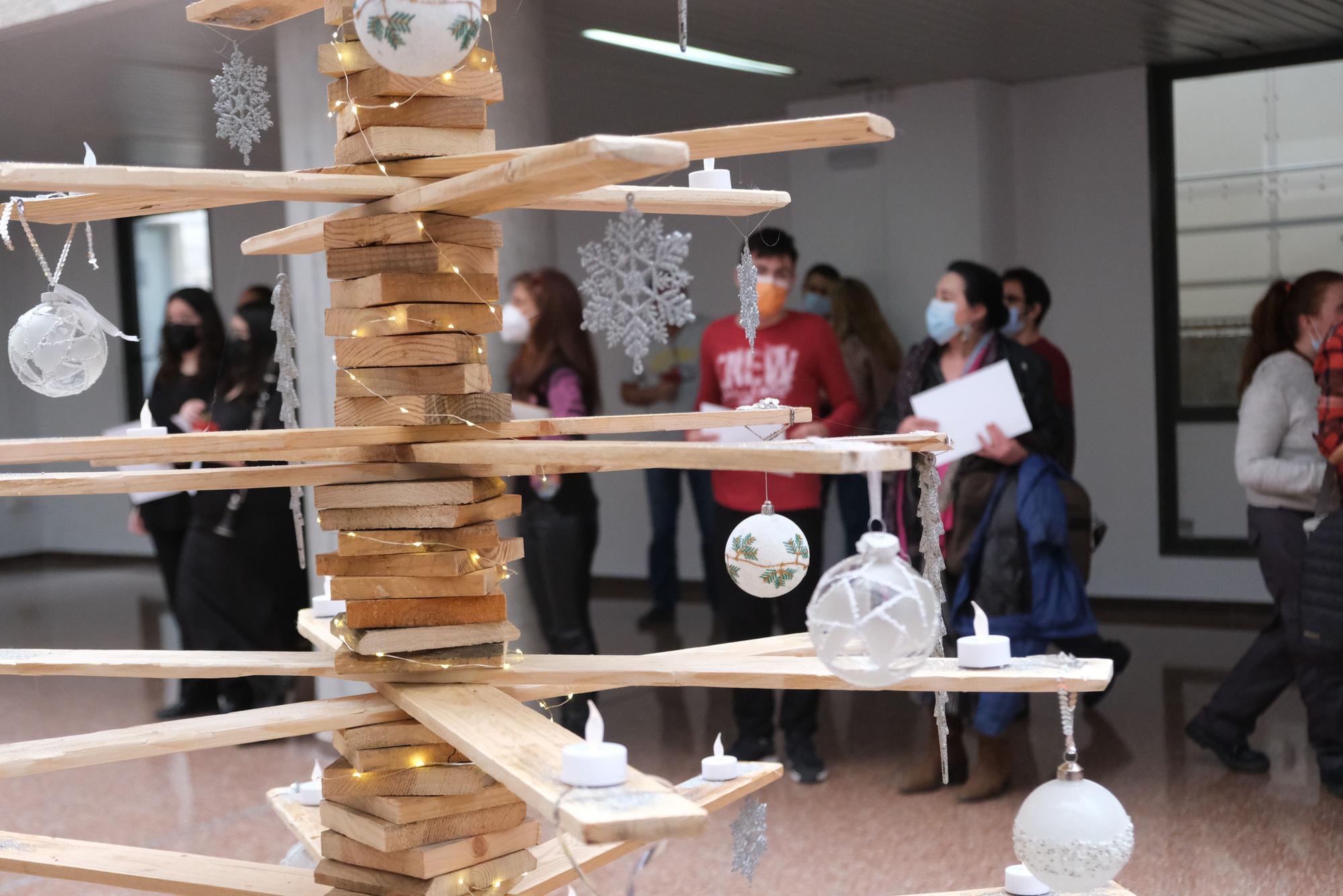 Los alumnos del CIFP Canastell protagonistas del acto de encendido del árbol de Navidad del Hospital de San Juan