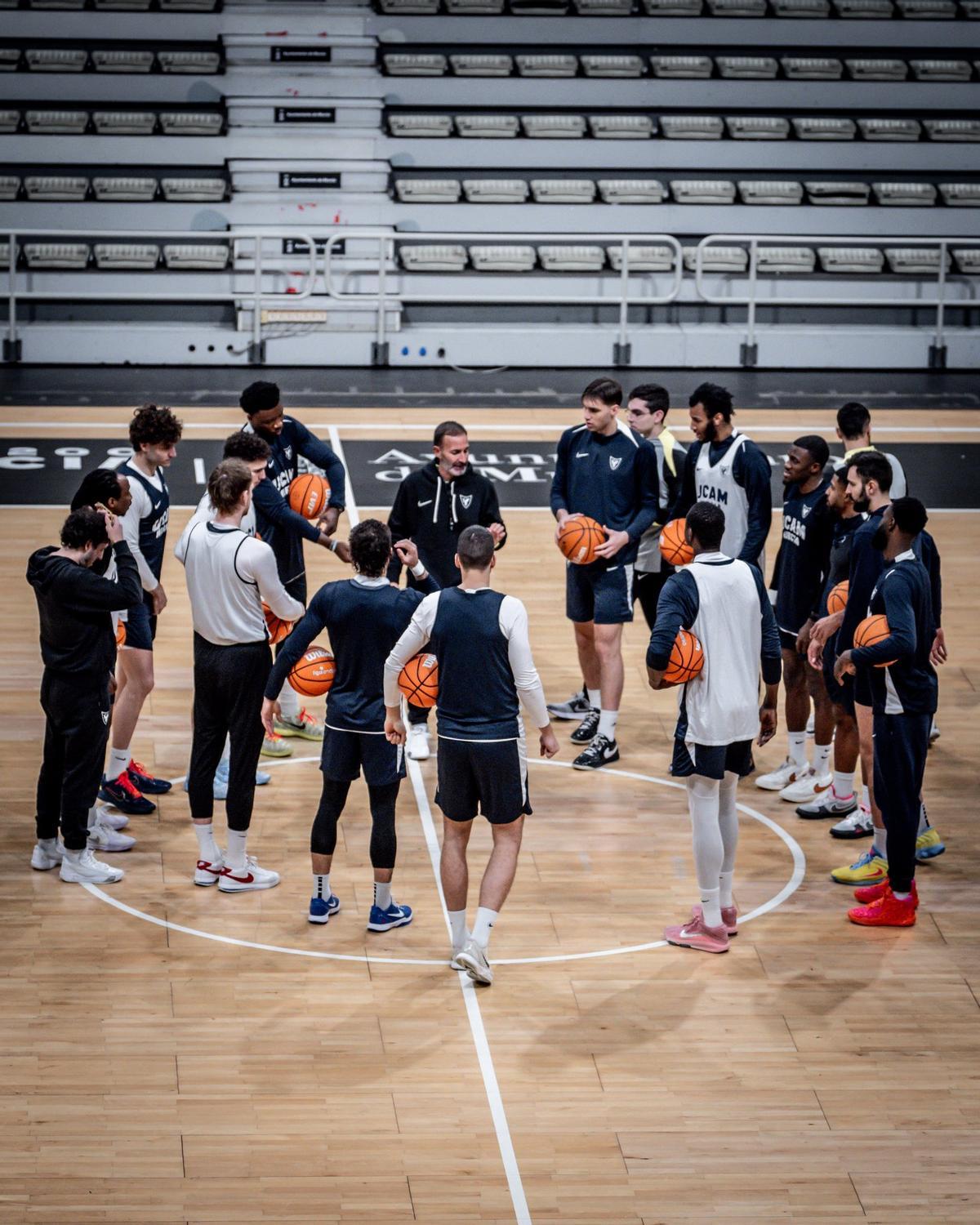 La plantilla del UCAM Murcia durante un entrenamiento en el Palacio esta temporada.