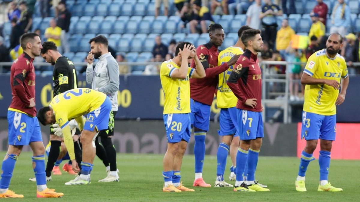 Los jugadores del Cádiz, desolados sobre el césped del Nuevo Mirandilla