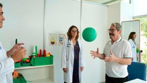 La doctora de la Unidad de Lesionados Medulares de Vall dHebron, Lluïsa Montesinos, con un paciente.