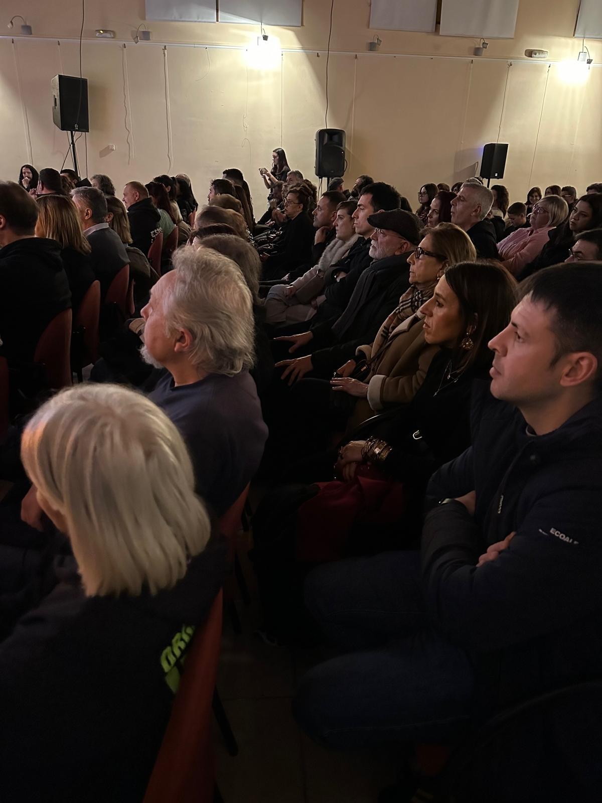 Público durante la presentación del documental.