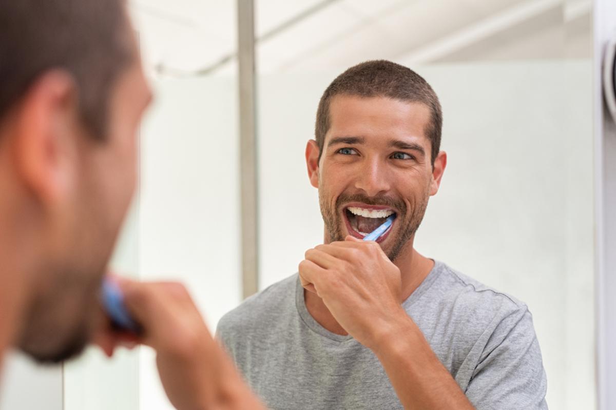 Si podemos cepillarnos los dientes, es mejor que mascar chicle para limpiarnos la boca.