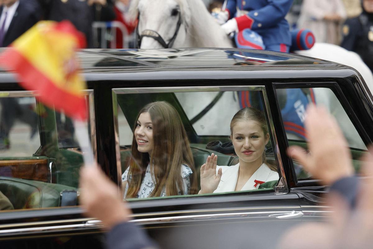 La princesa Leonor y la infanta Sofía, en el coche que las traslada al Congreso