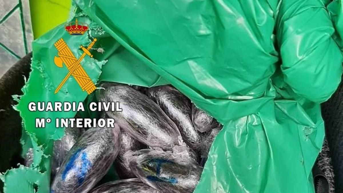 Las bellotas de hachís intervenidas por la Guardia Civil.