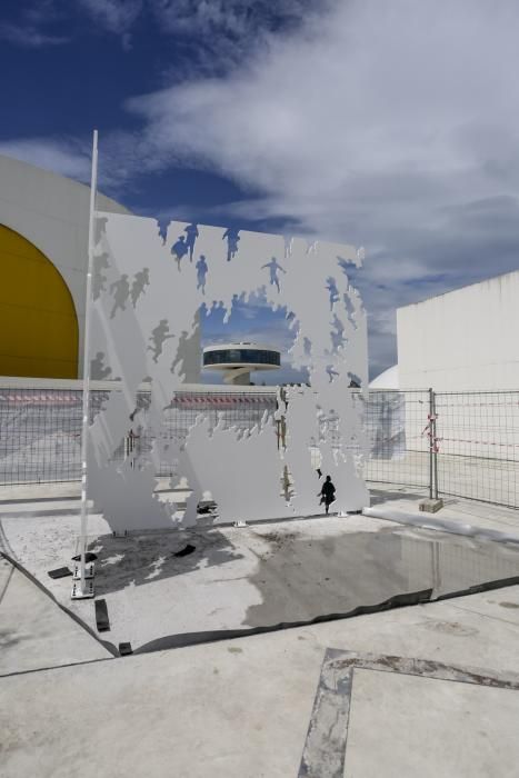 Instalación de la estatua de Genovés en el Niemeyer