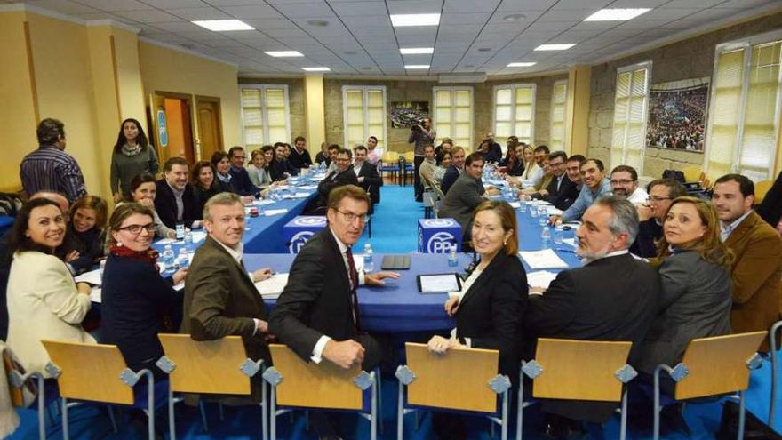 Desde la izquierda, María Ramallo, Luisa Piñeiro, Alfonso Rueda, Alberto Núñez Feijóo, Ana Pastor, Cores Tourís y Elena Muñoz, ayer en la reunión de la directiva provincial del PP de Pontevedra. // Gustavo Santos