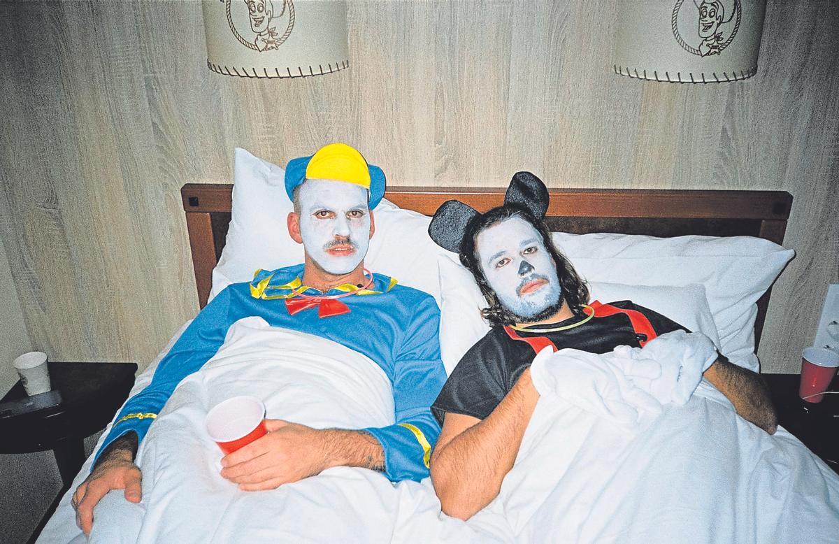 Pablo y Chufo, caracterizados como el Pato Donald y Micky Mouse, para la portada de su último disco ‘Vida es una’.